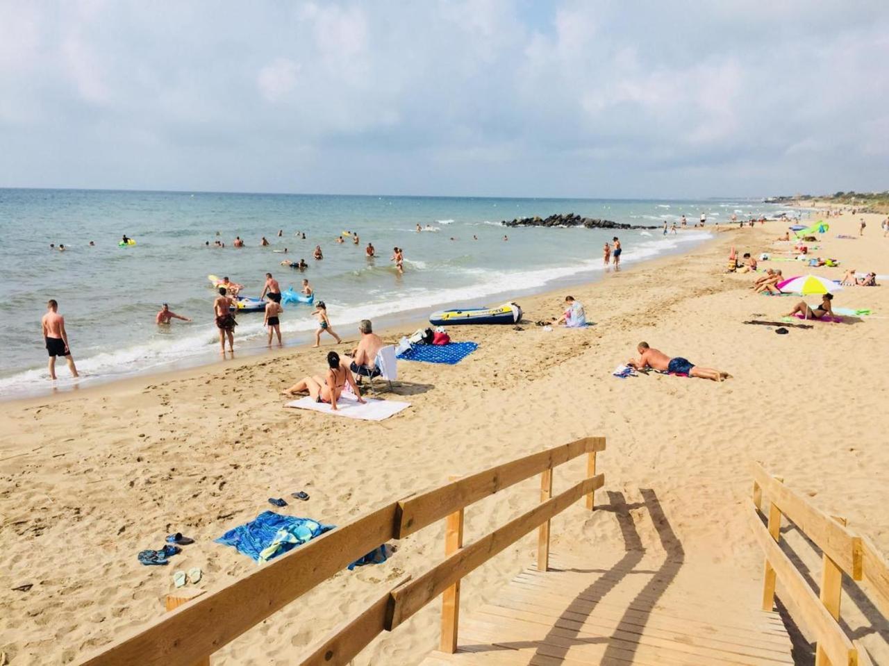 Camping Le Roucan West Виас Екстериор снимка